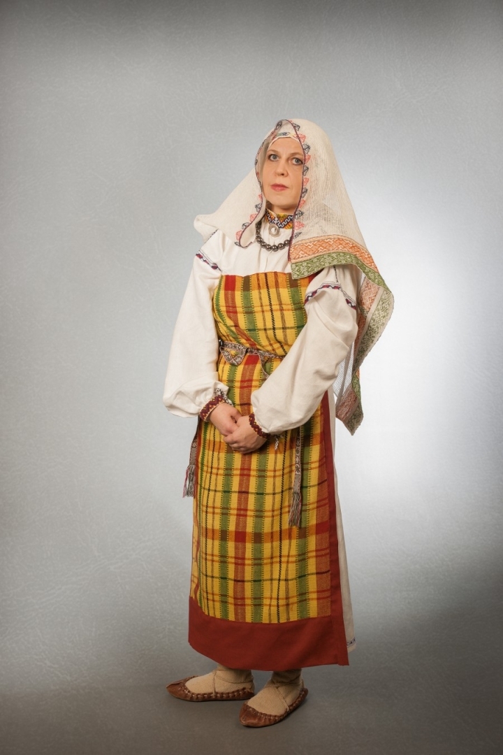 Sieviete tautastērpā