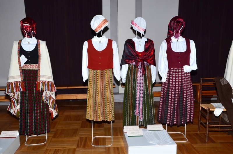 Dažādi tautastērpi