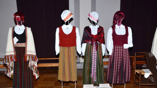 Dažādi tautastērpi