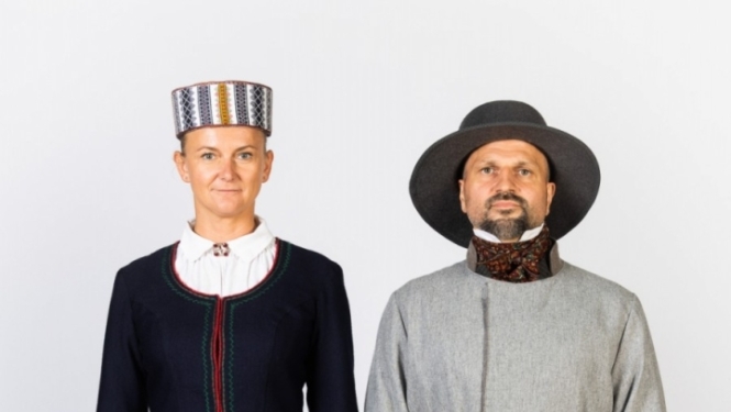Vīrietis un sieviete tautastērpos