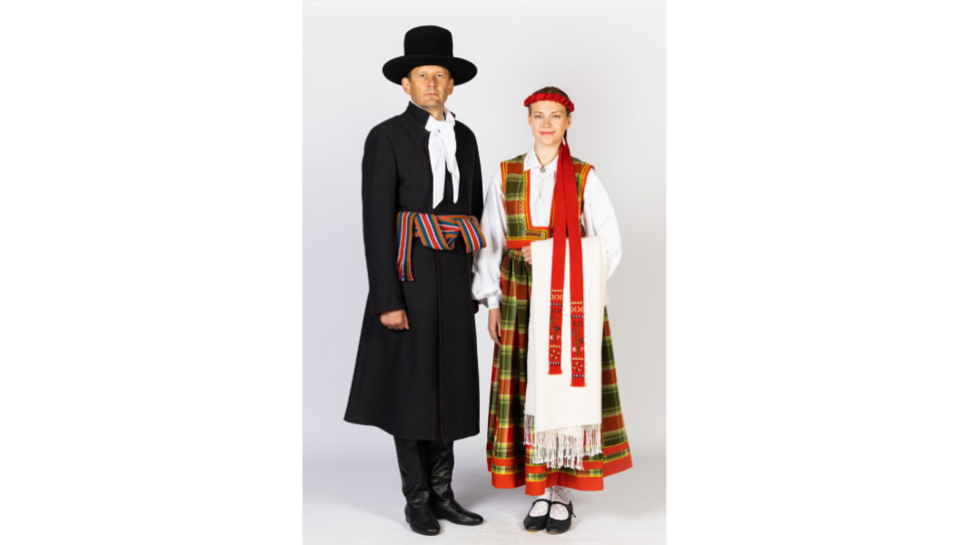 Vīrietis un meistene Vidzemes tautastērpos.