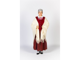 Piebalgas sievas tērps. Svītraini brunči, keklas, ņieburs, zeķes apavi, izšūta vainagveida Vidzemes sievas cepure, uz pleciem austs, balts dubults, trīsstūra formas lakats ar bārkstīm.
