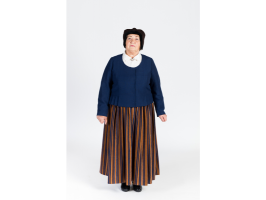 Sieva ziemas tērpā. Krekls, svītraini brunči, tumši zila auduma jaka, galvā siltā ziemas cepure.