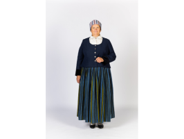 Vidzemes vidienas sievas tērps. Strīpaini brunči, tumši zila jaka, izšūta sievas vainagcepure, adītas zeķes, melnas kurpes.