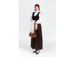 Jauna sieviete Zemgales tērpā. Tumši rozīšu brunči, tumša auduma ņieburs, krekls, galvā zida lakats, baltas, adītas zeķes, kurpes. Uz rokas tur Zemgales villaini ar apaudiem.