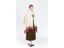 Sieva Zemgales tērpā. Balts, krekls, rozīšu burunči, zaļa auduma ņieburs, balta villaine, kas sasprausta ar lielo saktu, galvā tilla aube, kas pārsieta ar lakatiņu, kājās baltas zeķes un melnas kurpes.